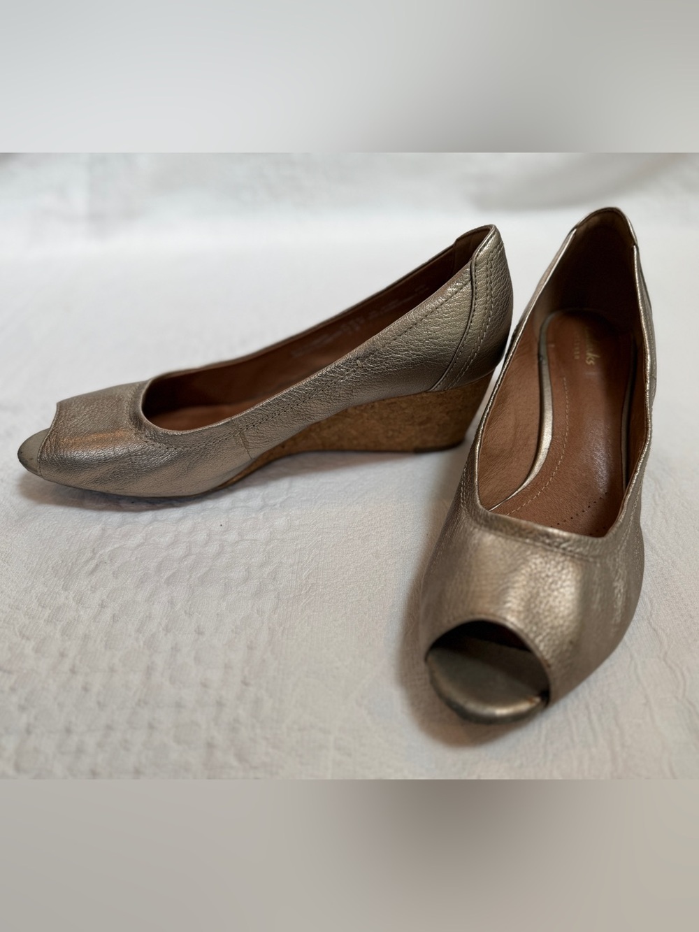 Clarks Artisan Peep Toe Vendra Daisy Wedge Pumps Gold Metallic Shoes Size 10